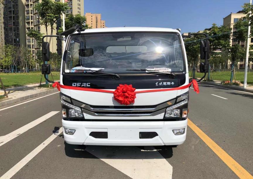 東風(fēng)多利卡玉柴165馬力3800軸距掃路車